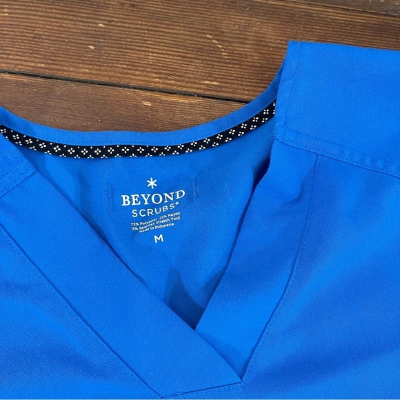 Bruin scrubs Blue V-Neck Scrub Top medium - Picture 3 of 5